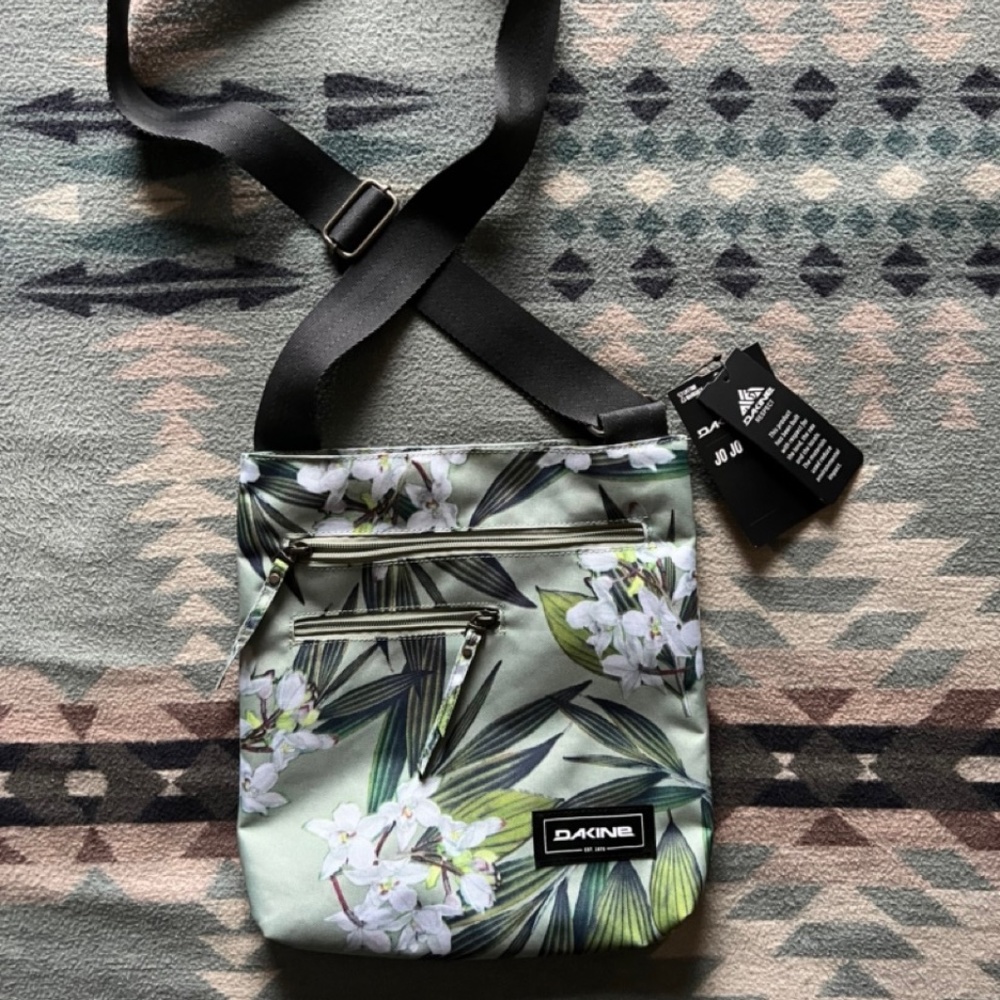 WT Dakine Jojo Crossbody Handbag in Pale Green Tropical Floral